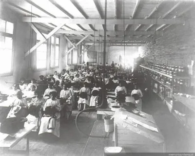 Fábrica de Sombreros Girardi : trabajando el fieltro, 1910 — 1910 | Chile de Ayer