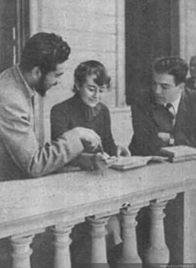 Alumna estudiando Derecho Penal con dos compañeros, 1949 — 1949 | Chile de Ayer