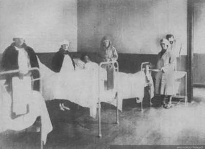 Visitadoras sociales recogen los datos de enfermos, hacia 1928 — 1928 | Chile de Ayer