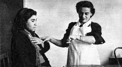 Enfermera sanitaria controla salud de una mujer embarazada en su hogar, 1948 — 1948 | Chile de Ayer