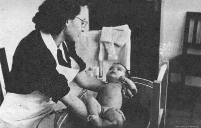 Enfermera sanitaria enseña cómo bañar a un niño, 1948 — 1948 | Chile de Ayer