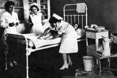 Alumnas de Enfermería de la Universidad de Chile : práctica en el hospital, 1948 — 1948 | Chile de Ayer