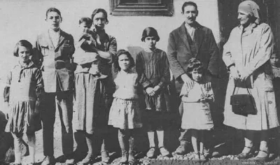 Familia constituida legalmente, siendo inspeccionada por la Visitadora social, 1928 — 1928 | Chile de Ayer