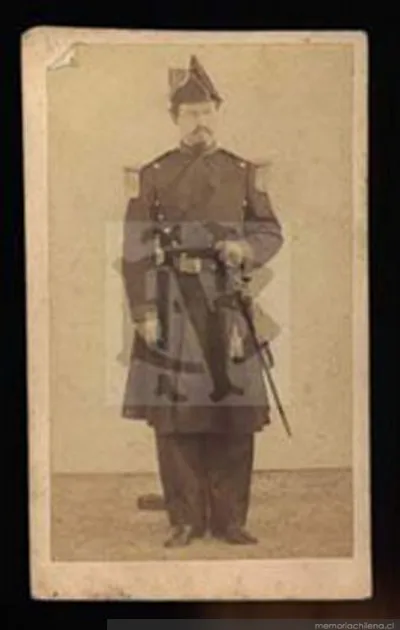 Hombre de pie con uniforme, hacia 1880 — 1880 | Chile de Ayer