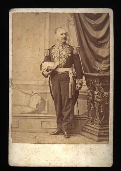 Manuel Baquedano, retrato de cuerpo entero de uniforme, hacia 1880 — 1880 | Chile de Ayer