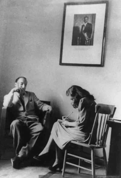 Pablo Neruda junto a su secretaria, ejerciendo funciones como Cónsul para la inmigración española en París, 1939 — 1939 | Chile de Ayer