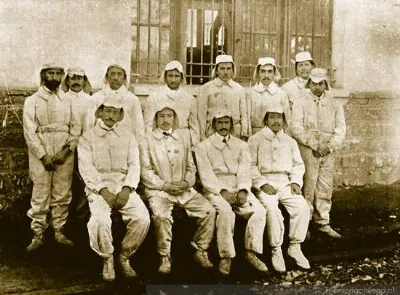 Personal del desinfectorio público con uniforme de trabajo, 1910 — 1910 | Chile de Ayer