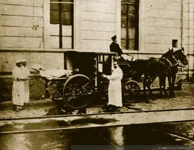 Introducción de enfermo en carruaje de ambulancia, hacia 1910 — 1910 | Chile de Ayer