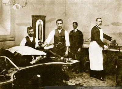 Cosecha de linfa vacunífera, hacia 1910 — 1910 | Chile de Ayer