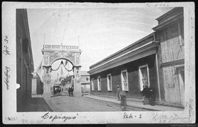Copiapó, calle con arco de la colonia italiana, 1884 — 1884 | Chile de Ayer