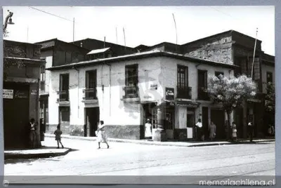 Casa del Pilar de Esquina: calles Recoleta y Antonia López de Bello, hacia 1900 — 1900 | Chile de Ayer