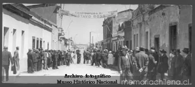 Acto de campaña presidencial con multitud en la calle, 1945 — 1945 | Chile de Ayer