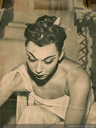 Malucha Solari preparándose para salir a escena, 1945 — 1945 | Chile de Ayer