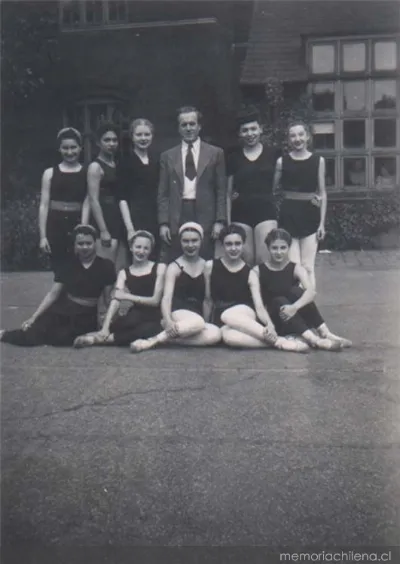 Malucha Solari con profesores y compañeras de la escuela Sadler's, 1947 — 1947 | Chile de Ayer