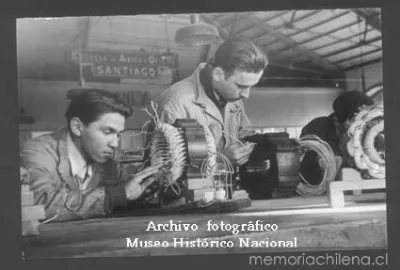 Enseñanza técnica en Chile, alumnos de la Escuela de Artes y Oficios de Santiago, hacia 1940 — 1940 | Chile de Ayer