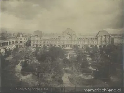 Plaza de armas de Santiago, hacia 1900 — 1900 | Chile de Ayer