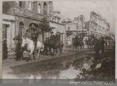 Terremoto de Valparaíso: el presidente electo Don Pedro Montt, primer Alcalde, Intendente y Ministros de Estado, visitando las ruinas, 1906 — 1906 | Chile de Ayer