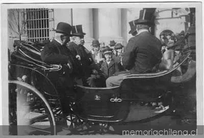 Don Pedro Montt acompañado de Elías Fernández Albano, camino a la estación para emprender viaje al extranjero, 1910 — 1910 | Chile de Ayer