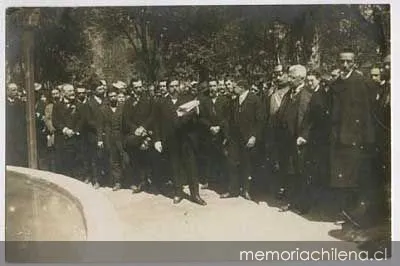Don Pedro Montt Montt, oyendo el discurso pronunciado por el Señor Espinoza Jara, en la inauguración del monumento a Don Manuel Montt en Petorca, 1909 — 1909 | Chile de Ayer