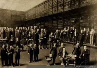 Retrato colectivo en la biblioteca del Instituto Nacional, hacia 1900 — 1900 | Chile de Ayer