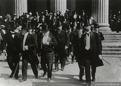 Asistentes a la entrega de mando de Ramón Barros Luco a Juan Luis Sanfuentes, 23 de diciembre de 1915 — 1915 | Chile de Ayer