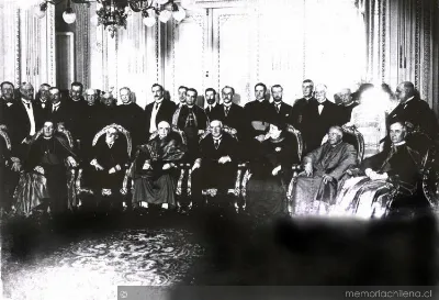 Asistentes a almuerzo ofrecido al arzobispo de Santiago Crescente Errázuriz por el Presidente Juan Luis Sanfuentes con motivo de su designación como arzobispo — 1915 | Chile de Ayer