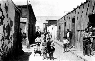 Niños y pobladores en calle principal del pueblo de La Noria, Tarapacá, hacia 1910 — 1910 | Chile de Ayer