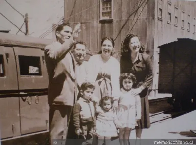 Familia despidiéndose para abordar autocarril, 1945 — 1945 | Chile de Ayer