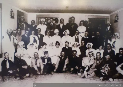 Asistentes a fiesta en población americana, 1920 — 1920 | Chile de Ayer