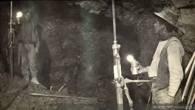 Dos mineros trabajan al interior de la mina con sus jacklegs o perforadoras, hacia 1915 — 1915 | Chile de Ayer