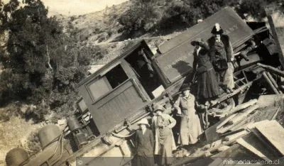 Ferrocarril descarrilado en Sewell, 1919 — 1919 | Chile de Ayer