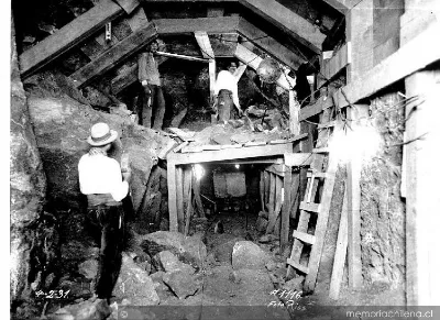Mineros trabajando en El Teniente, 1931 — 1931 | Chile de Ayer