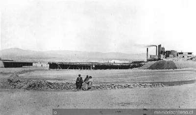 Familia andina en salitrera del cantón Huara, hacia 1910 — 1910 | Chile de Ayer