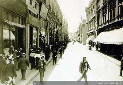 Calle Huérfanos en Santiago, hacia 1920 — 1920 | Chile de Ayer