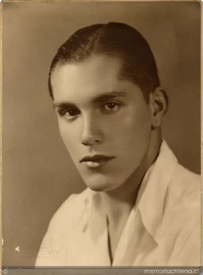 Hombre joven de facciones finas con una camisa blanca de cuello alto, 1925 — 1925 | Chile de Ayer