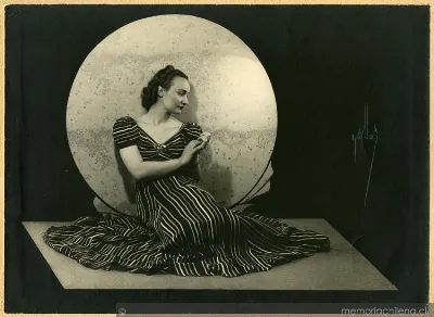Mujer sobre fondo lunar, Punta Arenas, ca. 1940 — 1940 | Chile de Ayer