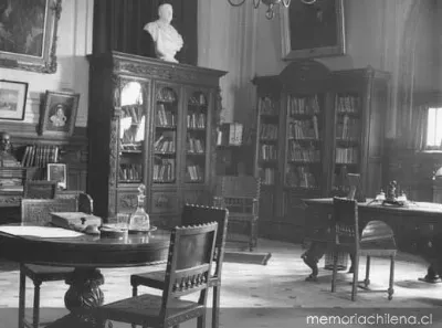 Sala del Conservador con escritorio y estanterías, Sala Medina circa 1930 — 1930 | Chile de Ayer