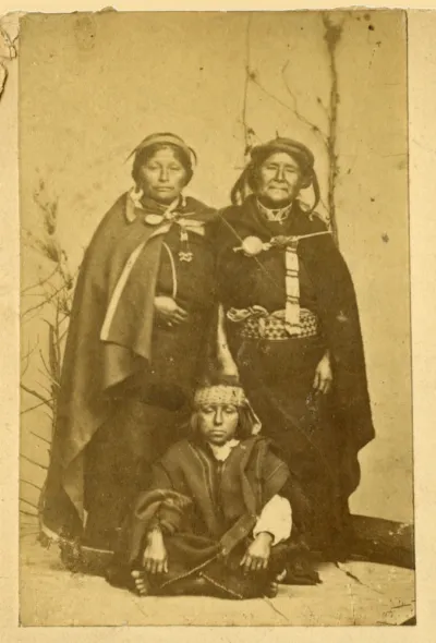 Grupo de personas mapuche con trajes y platería — 1890 | Chile de Ayer