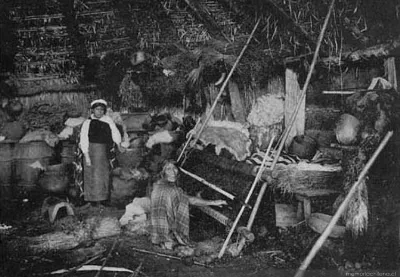 Interior de ruca mapuche, hacia 1890 — 1890 | Chile de Ayer