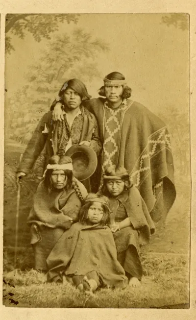 Familia mapuche, hacia 1890 — 1890 | Chile de Ayer