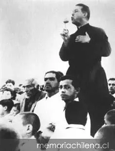 Padre Alberto Hurtado dirigiéndose a jóvenes y obreros, 1942 — 1942 | Chile de Ayer
