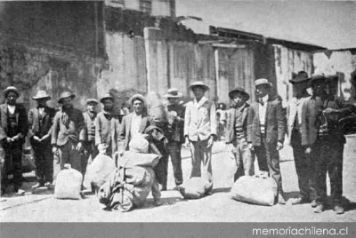 Obreros detenidos conduciendo sus equipajes, 1908 — 1908 | Chile de Ayer