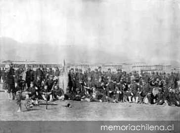 Regimiento 2o. de Línea : jefes y oficiales que combatieron en Tarapacá, hacia 1884 — 1884 | Chile de Ayer