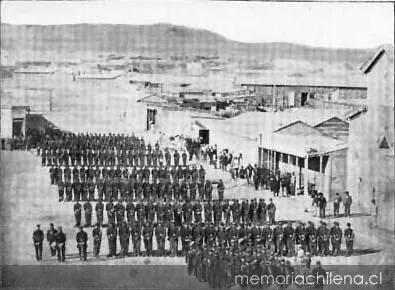Ejército Chileno, Batallón 3° de Línea formados en columnas en la Plaza Colón, Antofagasta, 1879 — 1879 | Chile de Ayer