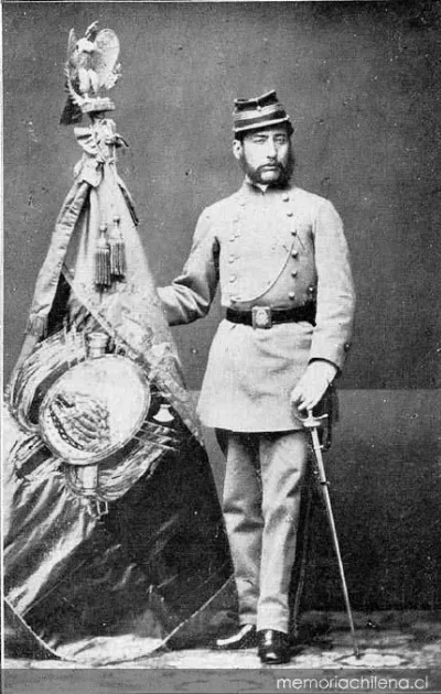 Oficial abanderado del Batallón Boliviano Paucarpata y su bandera, hacia 1880 — 1880 | Chile de Ayer