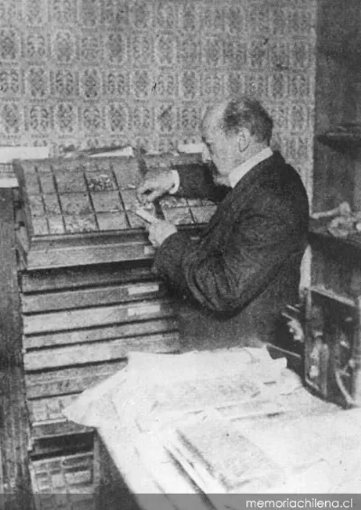 José Toribio Medina componiendo cajas de impresión, hacia 1900 — 1900 | Chile de Ayer