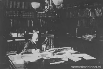 José Toribio Medina en el escritorio de Sala Medina, hacia 1930 — 1930 | Chile de Ayer