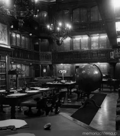 Vista interior de la Sala de lectura de la Sala Medina en la Biblioteca Nacional, hacia 1930 — 1930 | Chile de Ayer
