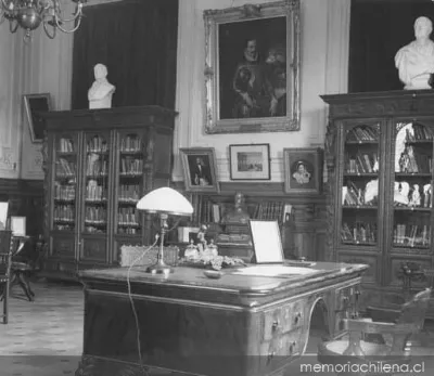 Sala del Conservador con escritorio y lámpara, Biblioteca Nacional — 1930 | Chile de Ayer