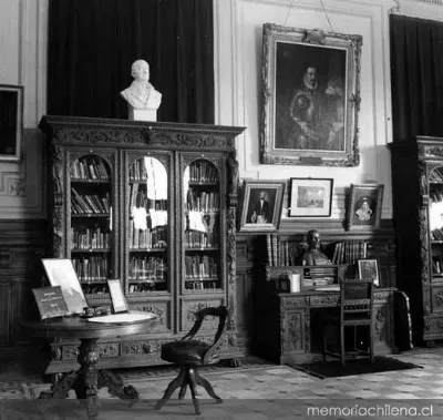 Sala del Conservador de la Sala Medina en la Biblioteca Nacional, hacia 1930 — 1930 | Chile de Ayer